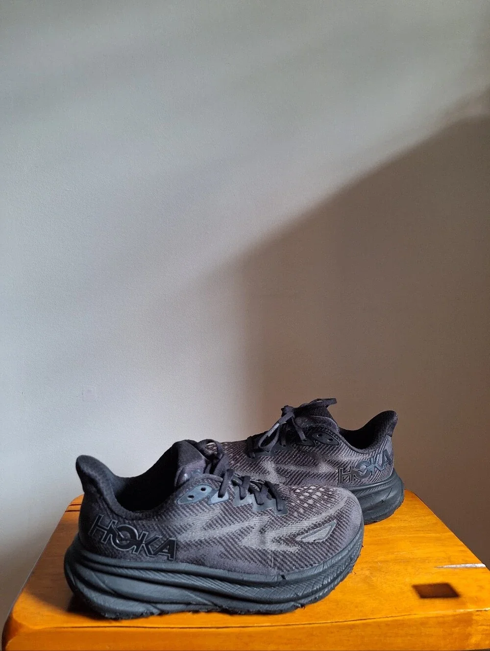 Hoka Clifton 9 Women's Black/Black Size 8.5D